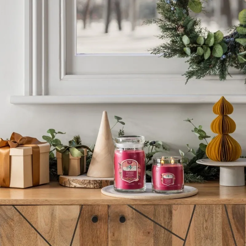 YANKEE CANDLE Santa on Skis – świeca średnia — zdjęcie 5