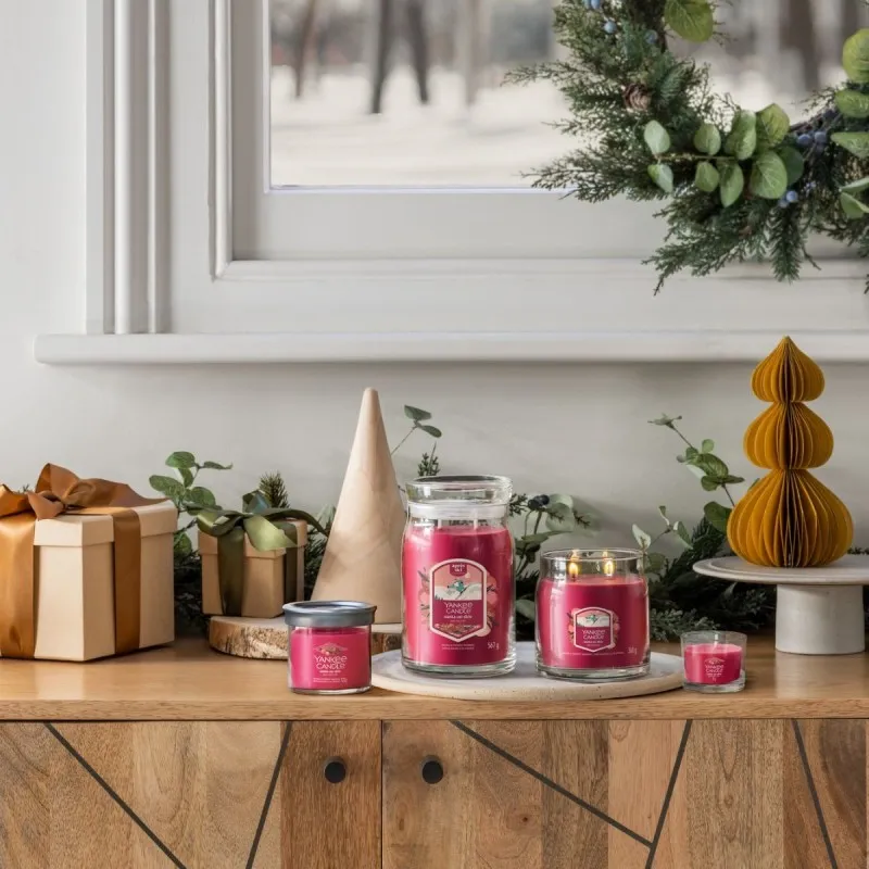 YANKEE CANDLE Santa on Skis – świeca średnia — zdjęcie 4